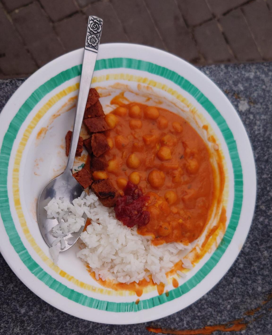 Een bord met kikkererwten curry met rijst en seitan