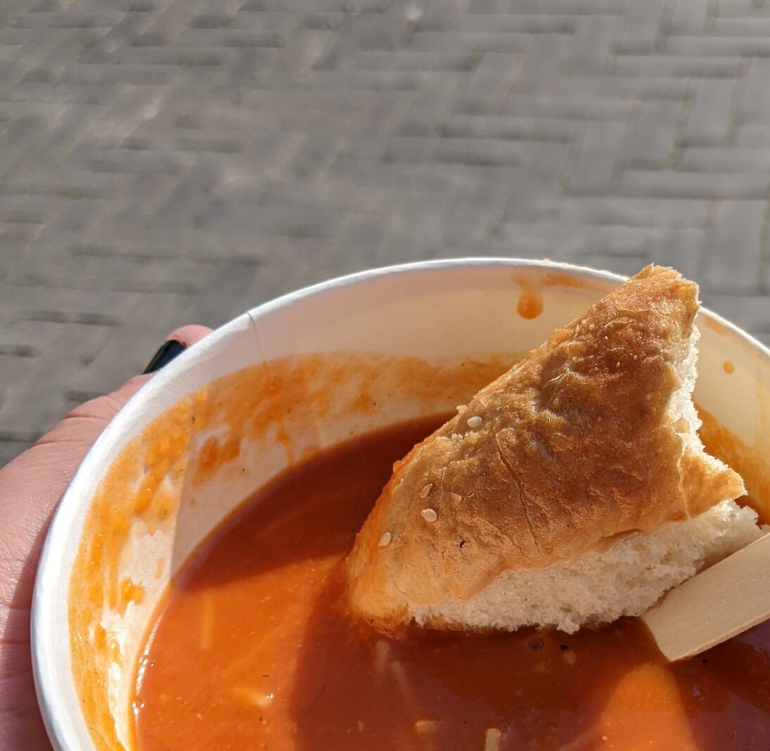 Vegan tomatensoep met vegan balletjes sn turks brood