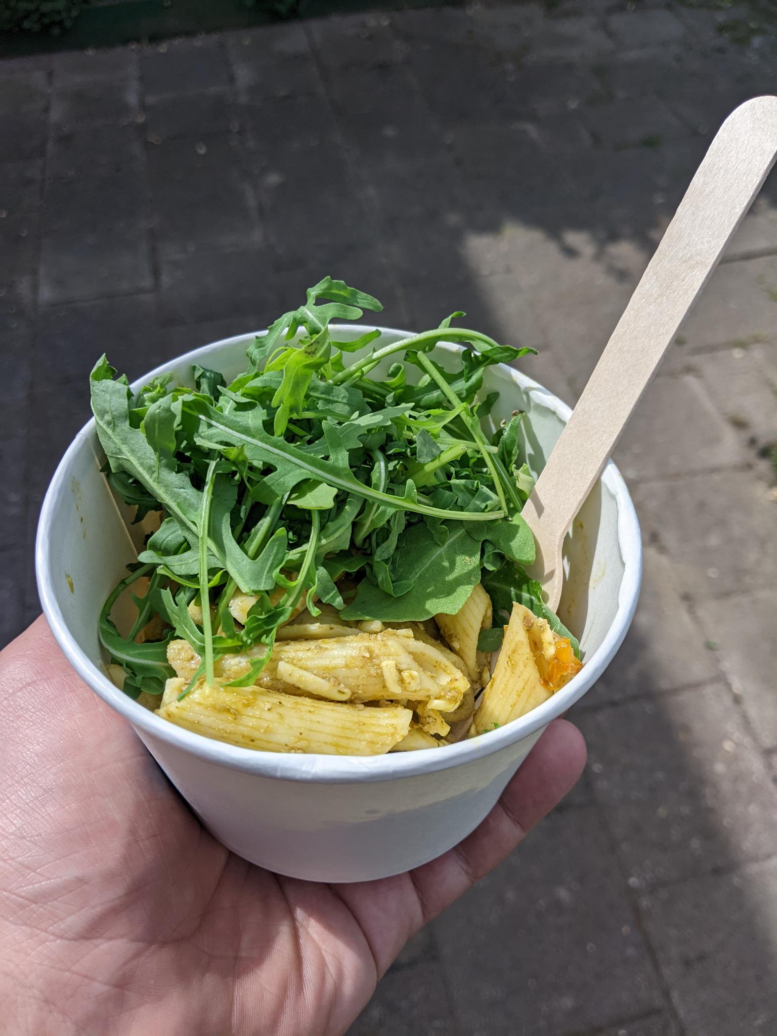 Een bakje met pasta pesto salade