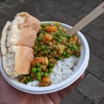 Een kom linzen kokos curry met rijst en turks brood