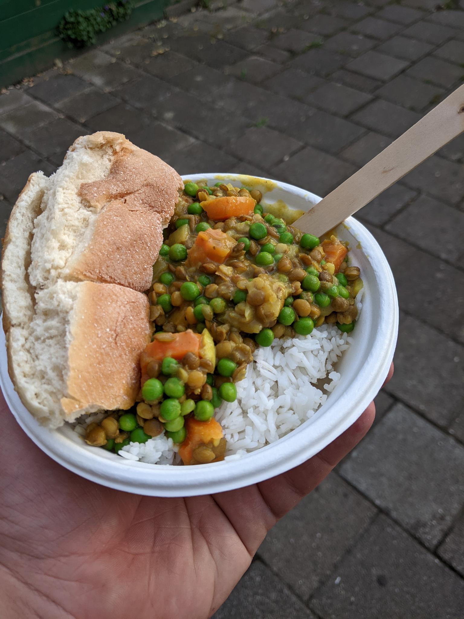 Een kom linzen kokos curry met rijst en turks brood