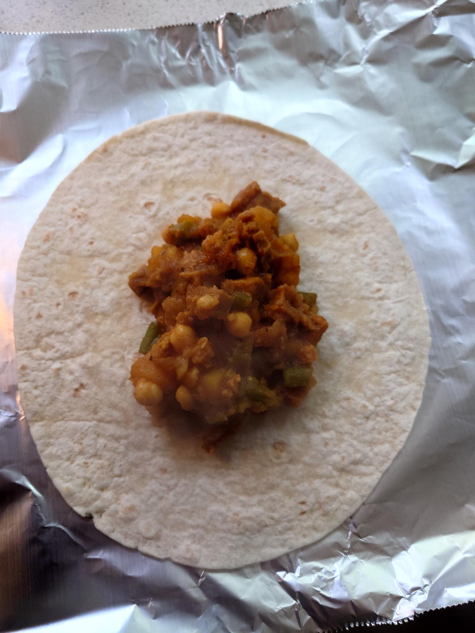 Kerrie Masala Aardappel-Seitan Rol met Kikkererwten en Boontjes